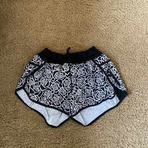 Lulu Lemon 4 in Black and White Rose Tracker Short